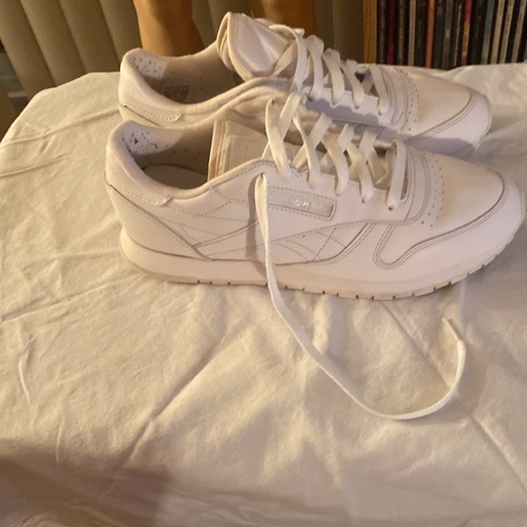 I’m Women’s sneakers Reebok white size 10 good condition - Picture 2 of 5